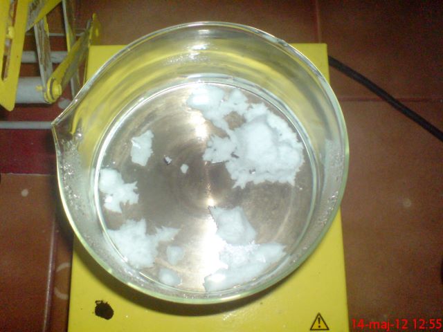 Krystalizujący podczas chłodzenia azotan ołowiu