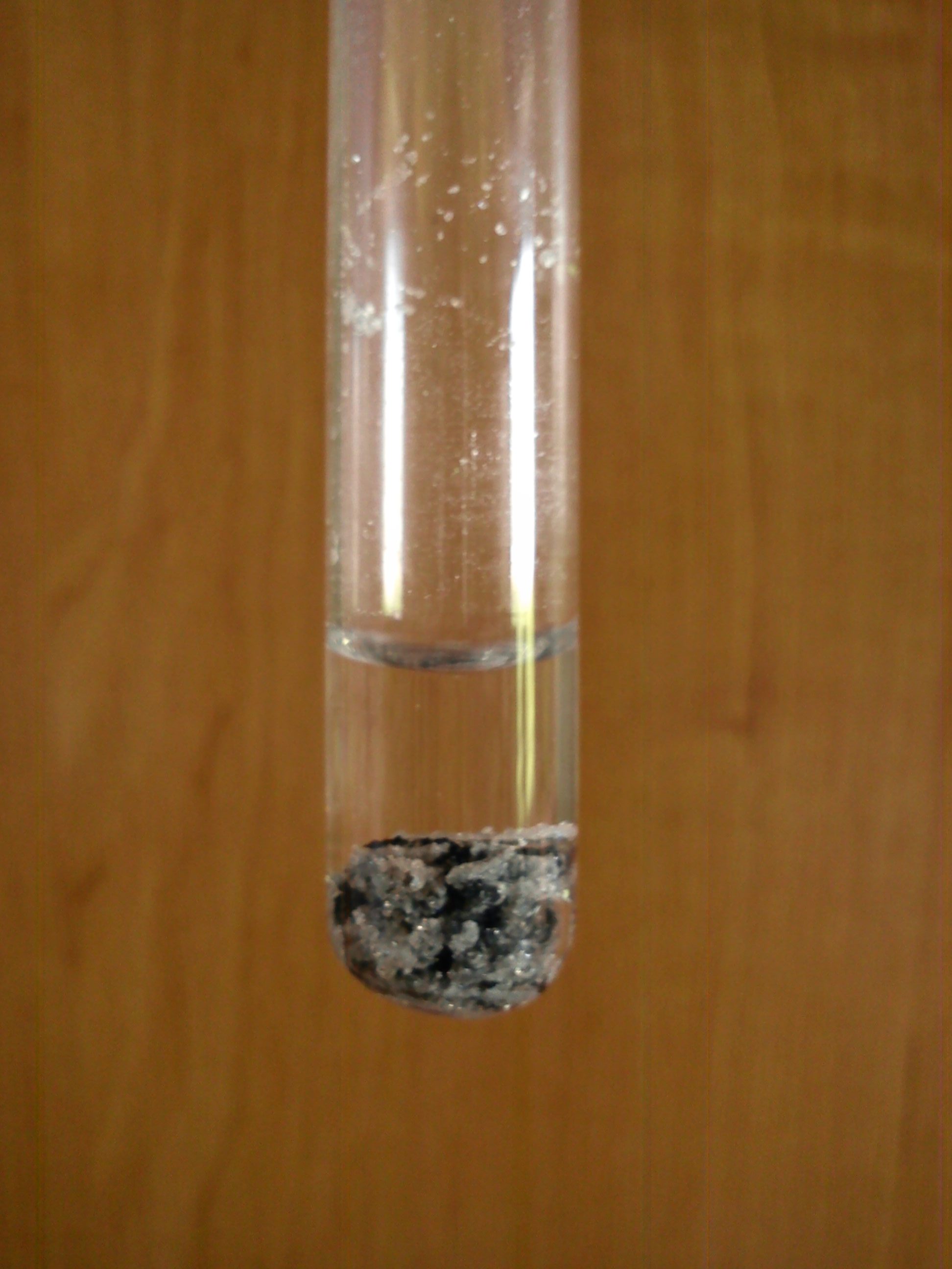 Warstewka chlorku ołowiu na ołowiu w stężonym kwasie solnym